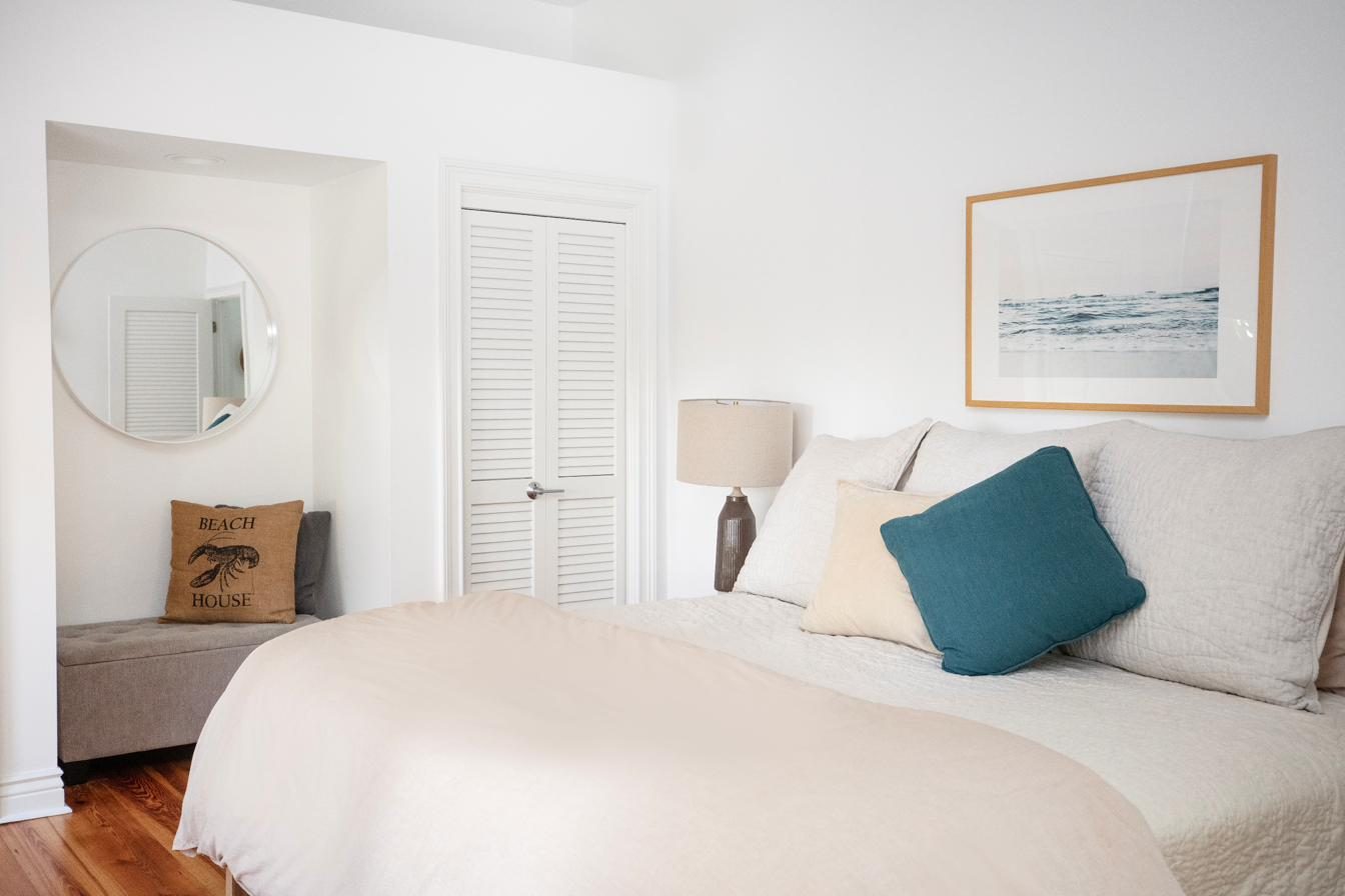 Guest bedroom, alternate